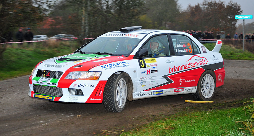 Kim Madsen og Kasper Sørensen i deres Mitsubishi Lancer på vej mod syvendepladsen i Danboring Rally